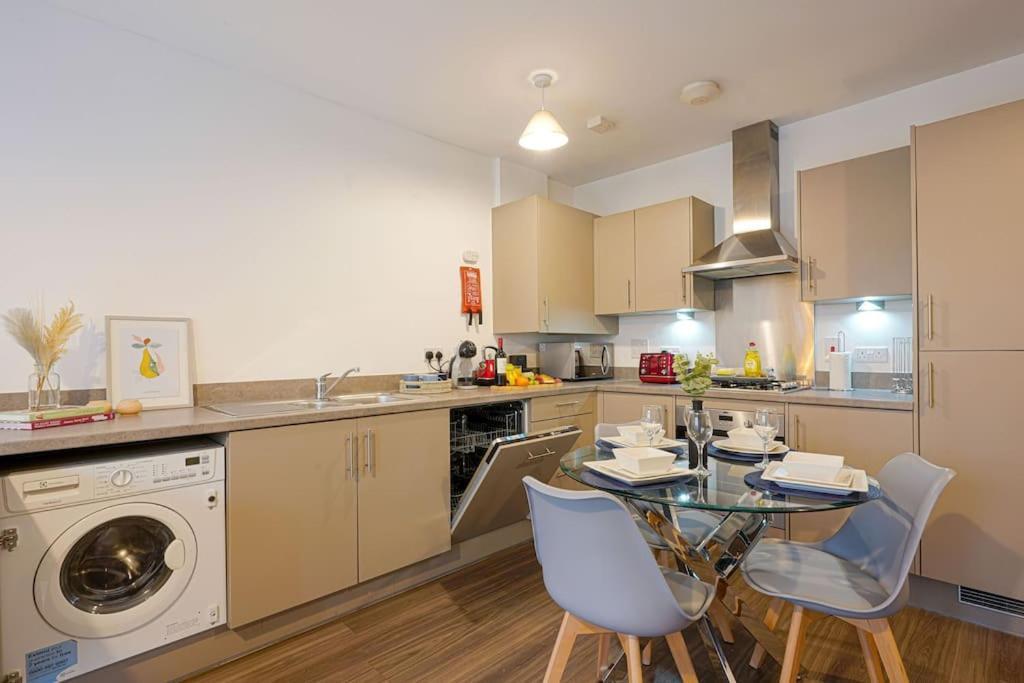 Luxury Campbell Park Apartments In Central Mk With Balcony, Free Parking & Smart Tv With Netflix By Yoko Property Milton Keynes Esterno foto