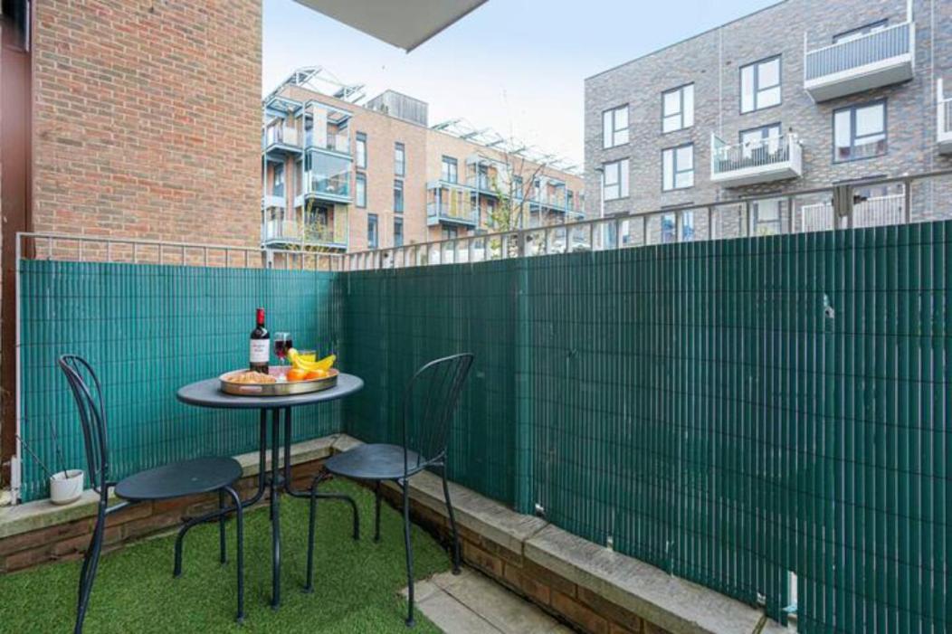 Luxury Campbell Park Apartments In Central Mk With Balcony, Free Parking & Smart Tv With Netflix By Yoko Property Milton Keynes Esterno foto